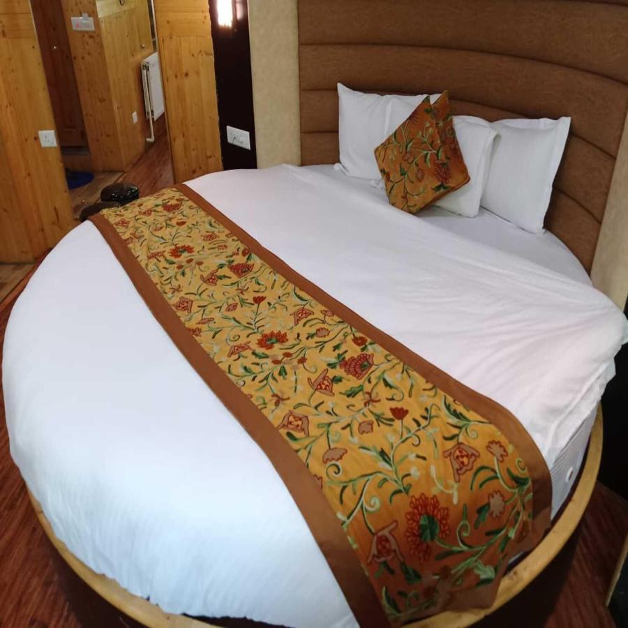 Hotel Sheen Srinagar  Bagian luar foto
