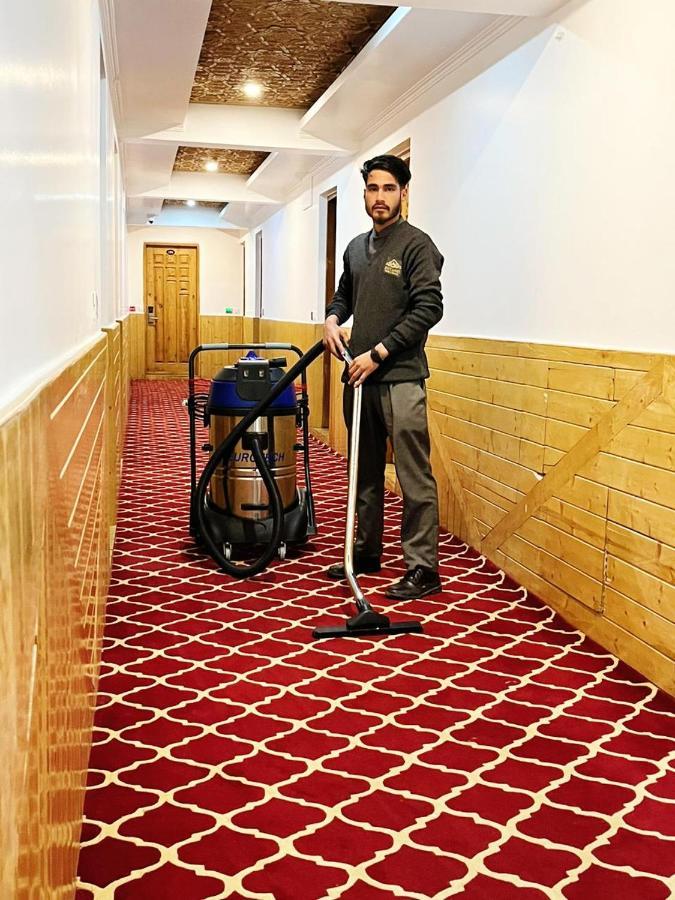 Hotel Sheen Srinagar  Bagian luar foto