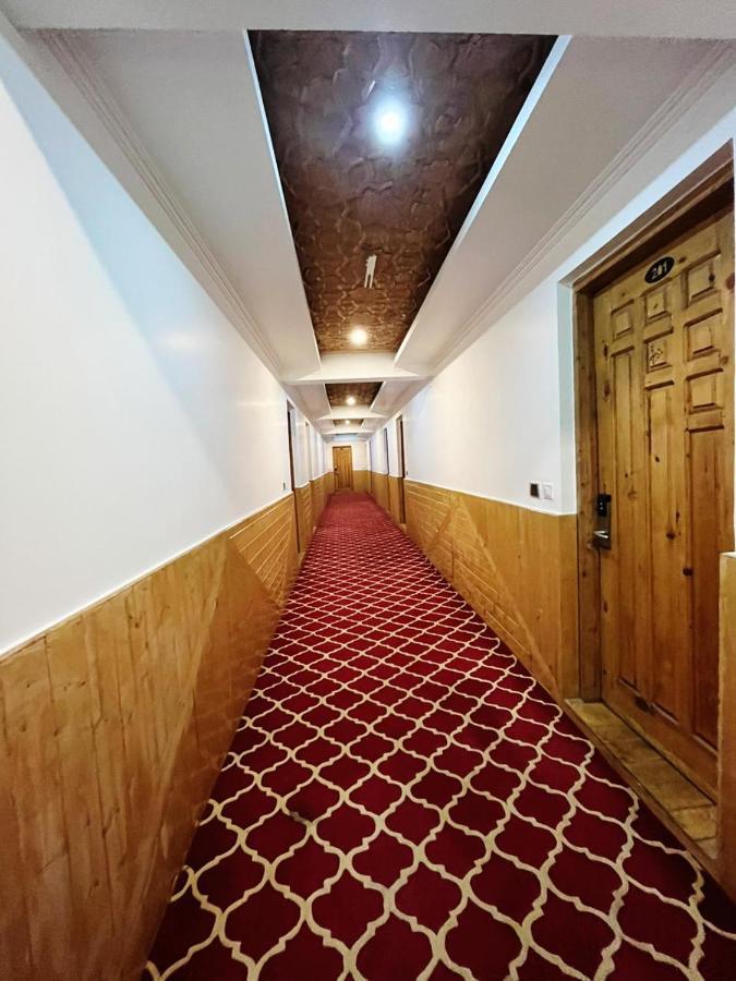 Hotel Sheen Srinagar  Bagian luar foto