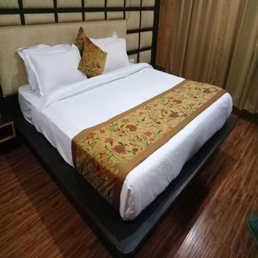 Hotel Sheen Srinagar  Bagian luar foto