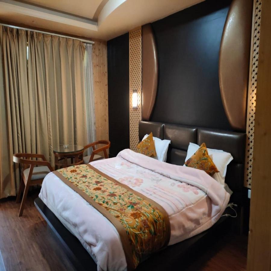 Hotel Sheen Srinagar  Bagian luar foto