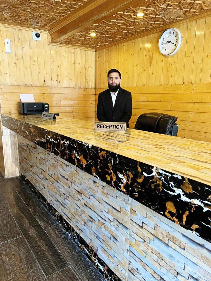 Hotel Sheen Srinagar  Bagian luar foto