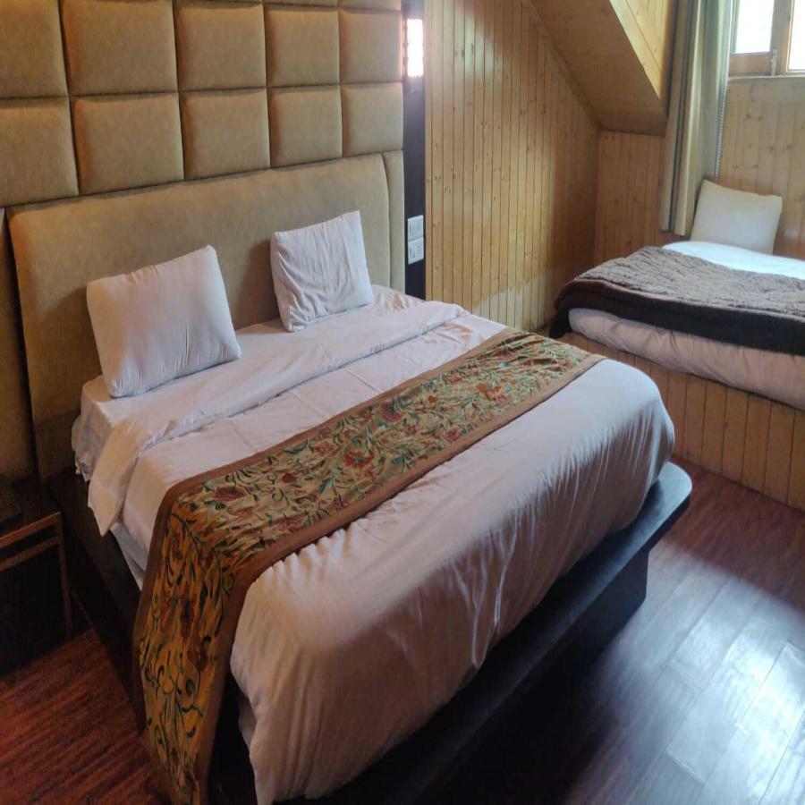 Hotel Sheen Srinagar  Bagian luar foto