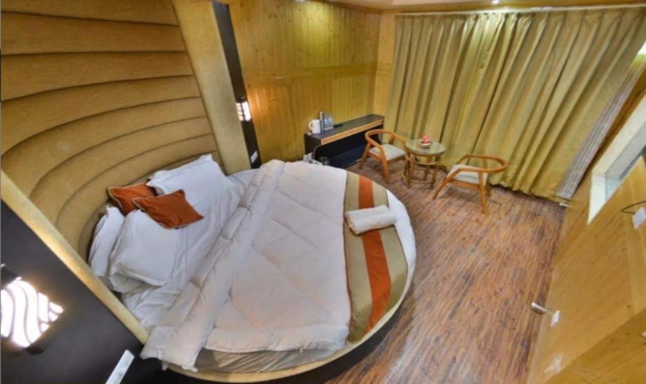 Hotel Sheen Srinagar  Bagian luar foto