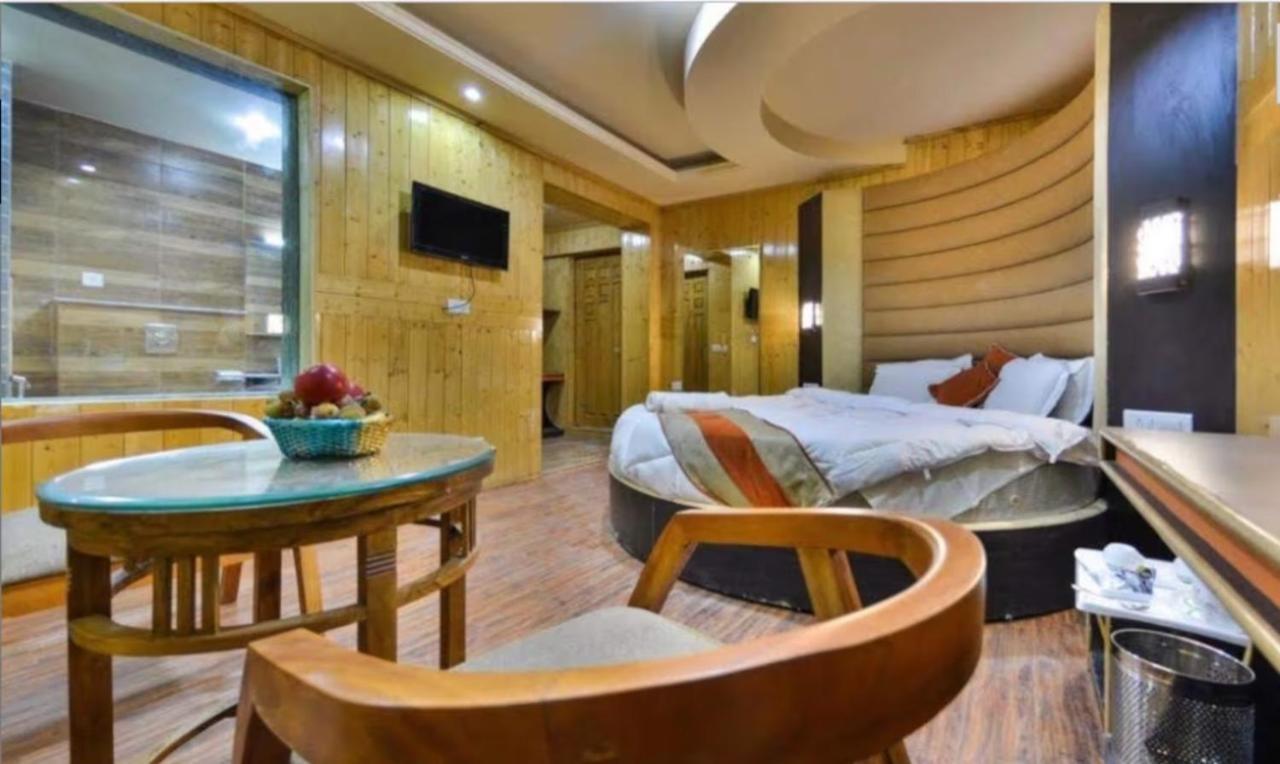 Hotel Sheen Srinagar  Bagian luar foto